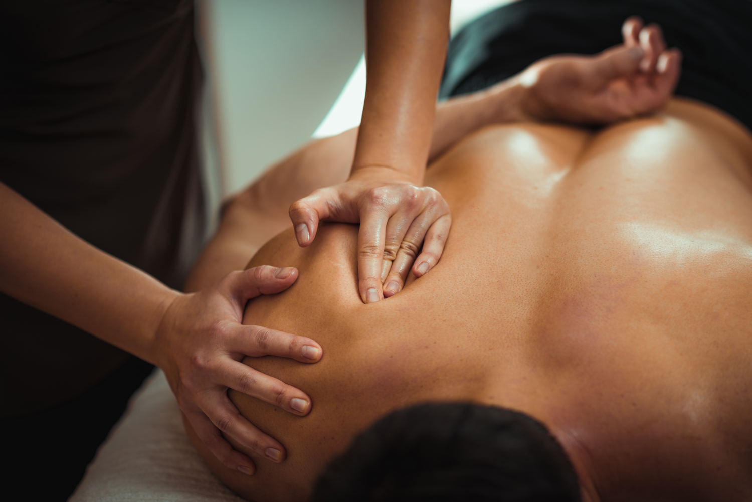 Physiotherapist,Massaging,Male,Patient,With,Injured,Shoulder,Blade,Muscle.,Sports